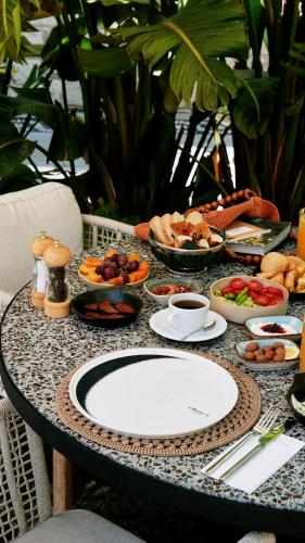 een tafel met borden met voedsel op een tafel bij Monreve Alaçatı in Alacati