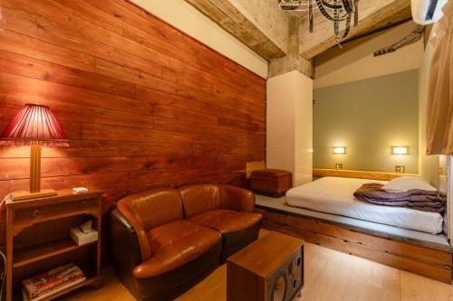 Postel nebo postele na pokoji v ubytování noctarium - A Private Cinema Hotel