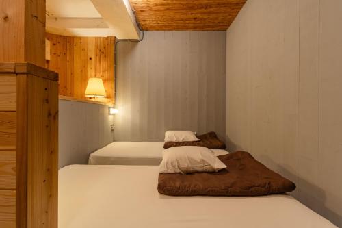 Postel nebo postele na pokoji v ubytování noctarium - A Private Cinema Hotel