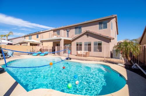 una piscina frente a una casa en Casa Desert Willow 5BR Home & Heated Pool, en Casa Grande