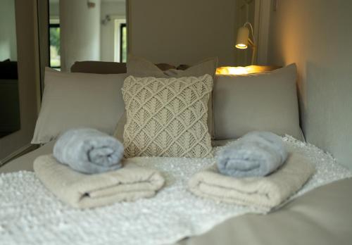 Dos toallas encima de una cama. en Loom Cottage Holmfirth, en Holmfirth