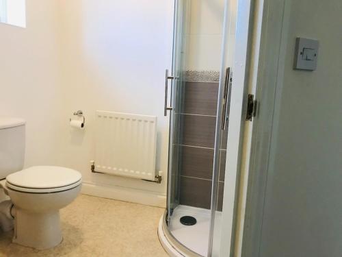 un baño con inodoro y ducha en Contractor Ready 4 Bed by EMA Ensuite Parking, en Castle Donington