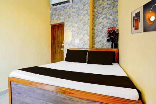 Postel nebo postele na pokoji v ubytování Hotel O MI GUEST HOUSE