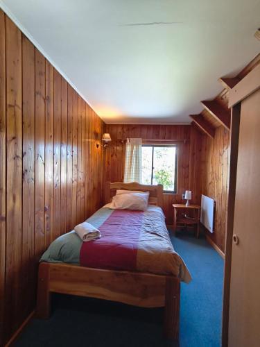 Ένα ή περισσότερα κρεβάτια σε δωμάτιο στο Alpes Hotel