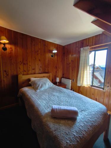 Ένα ή περισσότερα κρεβάτια σε δωμάτιο στο Alpes Hotel