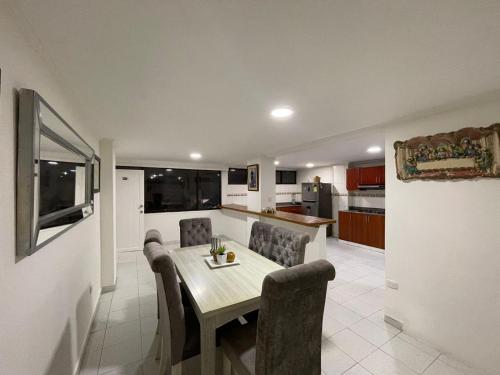 kuchnia i jadalnia ze stołem i krzesłami w obiekcie Apartamento en el rodadero - Primera linea de playa w mieście Gaira