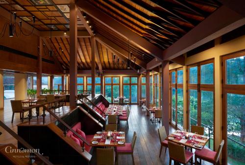 En restaurant eller et andet spisested på Cinnamon Citadel Kandy
