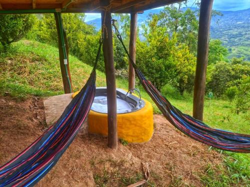 ein Eimer Wasser in einer Hängematte in der Unterkunft Glamping Cabaña el Porvenir 10601 in Manta
