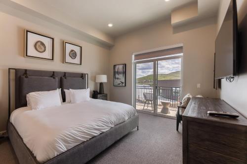 Ένα ή περισσότερα κρεβάτια σε δωμάτιο στο 2 Bedroom 2 BATH Condo with Pool, Sauna, Views & MORE