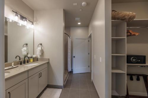 Φωτογραφία από το άλμπουμ του 2 Bedroom 2 BATH Condo with Pool, Sauna, Views & MORE σε Heber City
