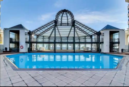 um grande edifício com uma grande piscina em Departamento Vistas Panorámicas em Viña del Mar