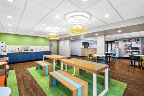 an office with tables and chairs and a cafeteria at Spark by Hilton Alpharetta Roswell in Alpharetta