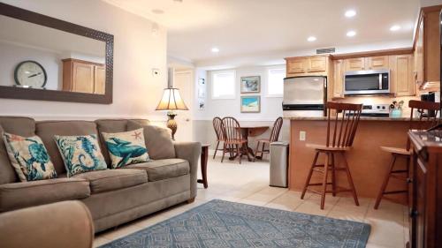 Una sala de estar con un sofá y una cocina. en Broadway Beach Getaway Unit 2, en Cape May
