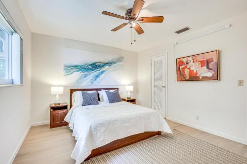 Ένα ή περισσότερα κρεβάτια σε δωμάτιο στο Home Less Than 2 Mi to Hallandale Beach and Boat Rentals