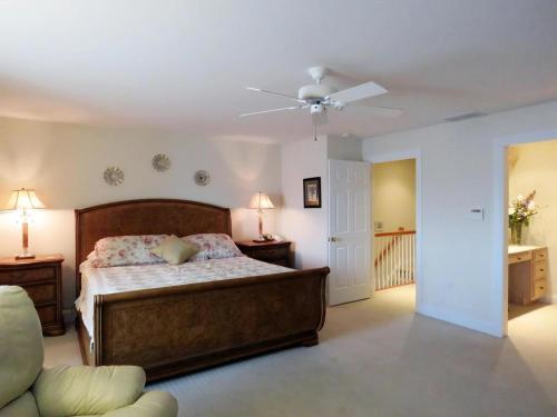 Un dormitorio con una cama y un ventilador de techo. en Sands Of Time, en Cape May
