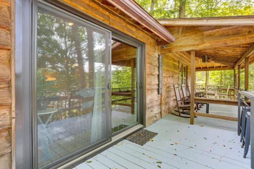 Μπαλκόνι ή βεράντα στο Less Than 1 Mi to Lake Cabin with Hot Tub in Greentown!