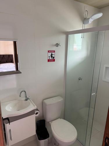 une salle de bain avec toilettes, douche et lavabo dans l'établissement Residencial Lara 6, à Itapema