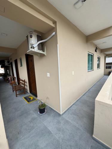 une pièce vide avec un mur avec une télévision dans l'établissement Residencial Lara 6, à Itapema