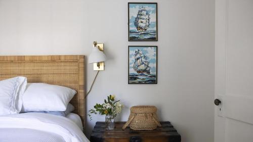 une chambre avec un lit avec quatre tableaux au mur dans l'établissement The Loon And The Wren, à Cape May Point