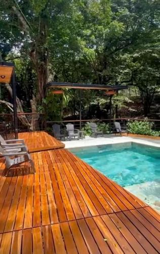 Bazén v ubytování Jungle Beach Hotel Manuel Antonio nebo v jeho okolí