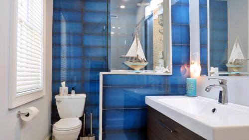 une salle de bains avec toilettes, lavabo et miroir dans l'établissement The Belvedere Unit 2C, à Cape May