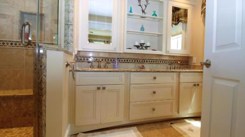 ein Badezimmer mit Waschbecken und Dusche in der Unterkunft 320 Knox Avenue, Cape May Point in Cape May Point