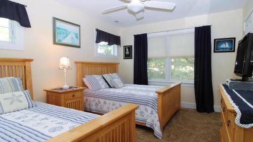 1 Schlafzimmer mit 2 Betten und einem TV in der Unterkunft 320 Knox Avenue, Cape May Point in Cape May Point