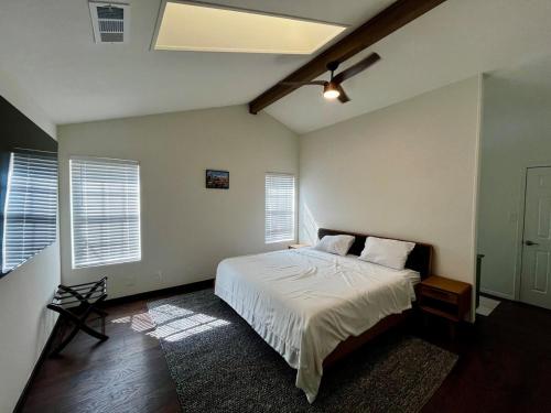 Ένα ή περισσότερα κρεβάτια σε δωμάτιο στο Cozy Rustic Austin Retreat - 3BR 2BA