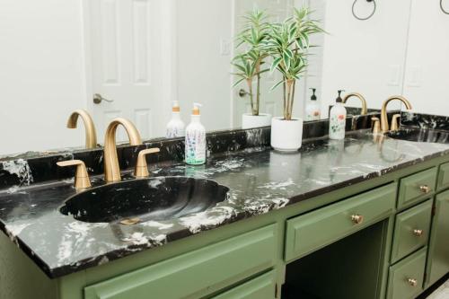 Η κουζίνα ή μικρή κουζίνα στο Cozy Rustic Austin Retreat - 3BR 2BA