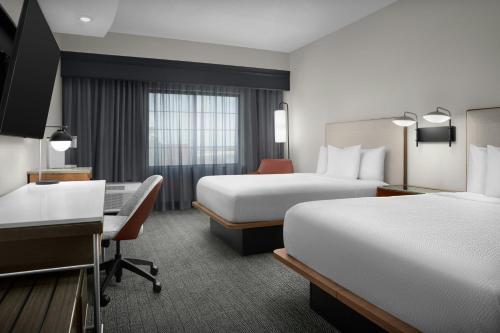 Ένα ή περισσότερα κρεβάτια σε δωμάτιο στο Courtyard by Marriott Pensacola Downtown