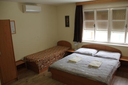 Postel nebo postele na pokoji v ubytování u Andrása