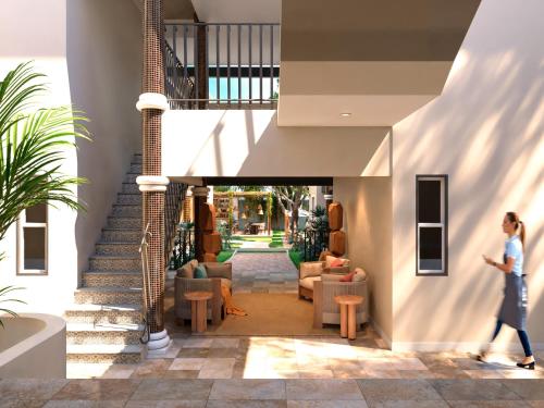 une femme se promène dans le hall d'un hôtel dans l'établissement Quinta Nina Playa del Carmen - Solo Adultos, à Playa del Carmen