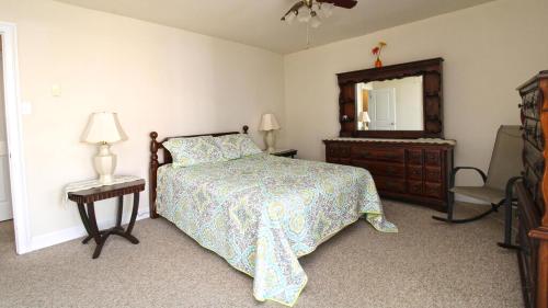 En eller flere senge i et værelse på 215 Heritage Lane