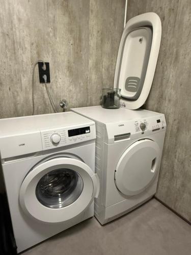 a washing machine with a mirror on top of it at Familievennlig Apartment in Tvedestrand