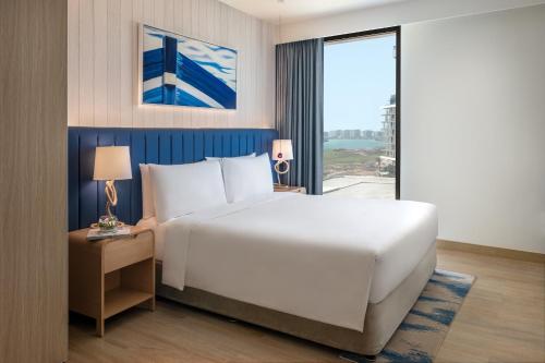 Postel nebo postele na pokoji v ubytování Crowne Plaza Yas Island by IHG