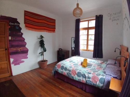 a bedroom with a bed and a window at Hostal Po in Valparaíso