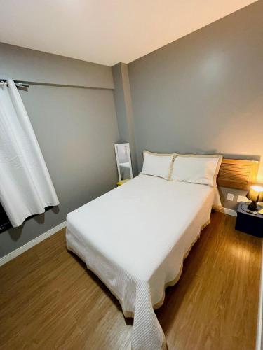 サルバドールにあるUNU The Plaza Ondinaの部屋にある大きな白いベッドのある寝室