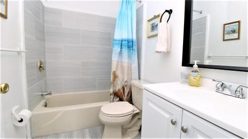 Koupelna v ubytování 1361 A Ohio Avenue