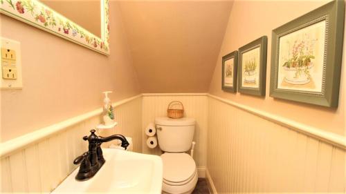 une salle de bain avec des toilettes blanches et un lavabo dans l'établissement Heritage House 2, à Cape May