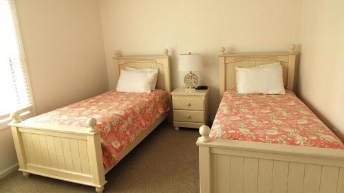 Dos camas una al lado de la otra en un dormitorio. en The Capers 402, en Cape May