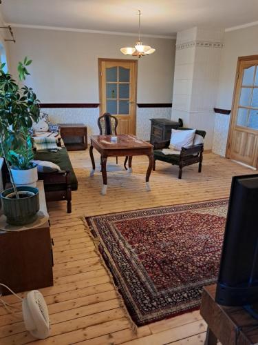 a living room with a couch and a coffee table at Avar ja mugav korter kesklinna lähedal in Tartu