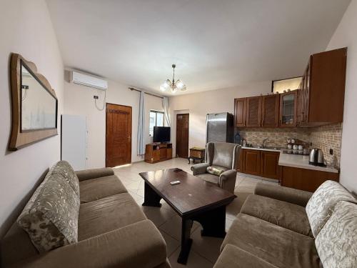 ein Wohnzimmer mit Sofa und Tisch in der Unterkunft Alina Hostel in Tirana