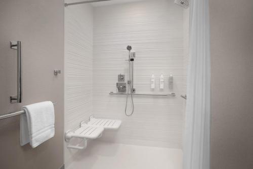 Ванная комната в Homewood Suites By Hilton Portsmouth Downtown