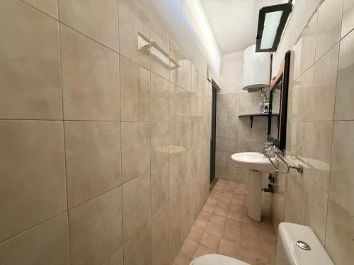 ティラナにあるAlina Hostelのトイレと洗面台付きのバスルーム