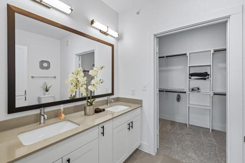 Koupelna v ubytování 99 Modern 2B2B Near Stockyards, Resort Pool & Gym, 7M to Dickies Stadium, 15M to AT&T stadium