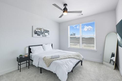 Postel nebo postele na pokoji v ubytování 99 Modern 2B2B Near Stockyards, Resort Pool & Gym, 7M to Dickies Stadium, 15M to AT&T stadium