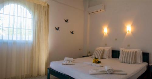 A bed or beds in a room at Frida Apartments