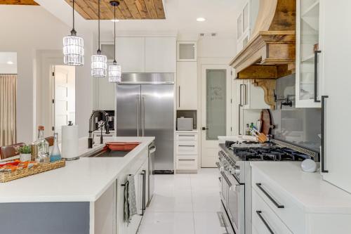 Η κουζίνα ή μικρή κουζίνα στο Luxe Retreat with Patio and Fenced Yard in Waxahachie!