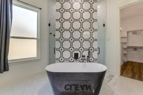 Ένα μπάνιο στο Luxe Retreat with Patio and Fenced Yard in Waxahachie!