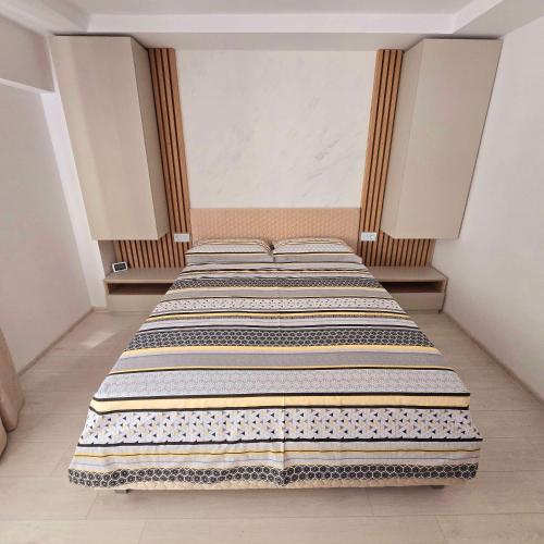 une paire de lits assises dans une pièce dans l'établissement Downtown Studio, à Râmnicu Vâlcea